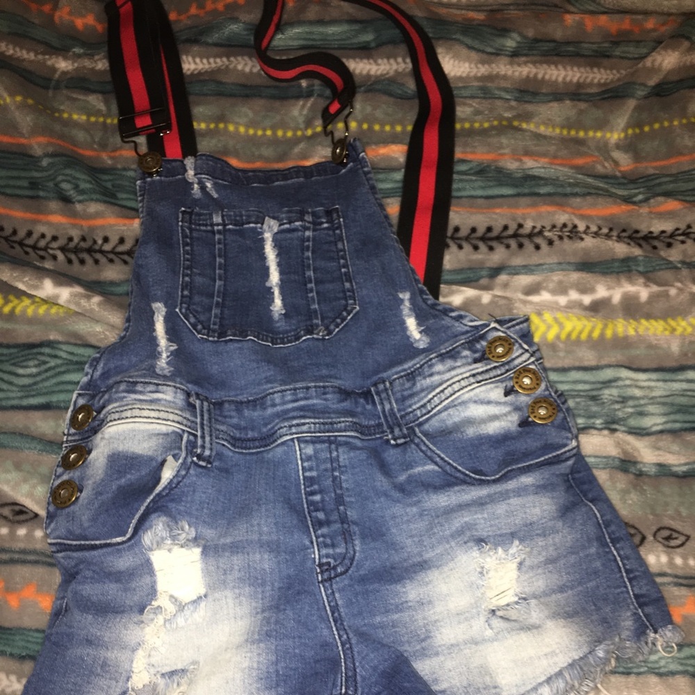 Overall suspender ripped jean shorts